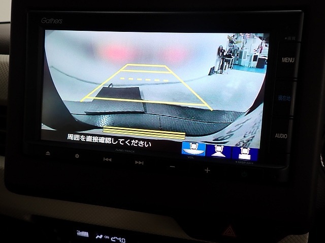 バックも安心のリアカメラ付いています。リアカメラがあると、いつでも安全にバックできますね。死角も減ります。3ビュー切り替え、ガイド線表示なので便利です。