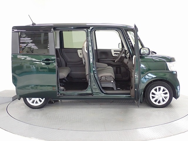 Honda独自のセンタータンクレイアウト、低床設計で床が低くドアも大きく開きますので、女性やお子様、ご年配の方にも一段と乗り降りがしやすくなっています。