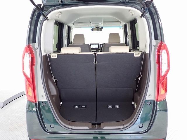 リアシートの後ろにはラゲッジスペースが確保されています。開口部も大きく床も低いので積み降ろしが楽です。