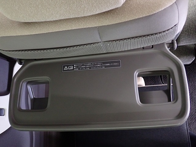 リアシート前には軽食を取るときなどに便利な折りたたみ式の大型トレー付！使わない時はしまっておけます。快適な装備満載で嬉しいですね♪