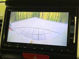 【バックカメラ】駐車時に後方がリアルタイム映像で確認できます。大型商業施設や立体駐車場での駐車時や、夜間のバック時に大活躍！運転スキルに関わらず、今や必須となった装備のひとつです！