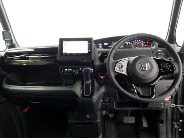 Honda車が初めての方にも扱いやすく分かりやすいインパネ周りと各種スイッチ類です。