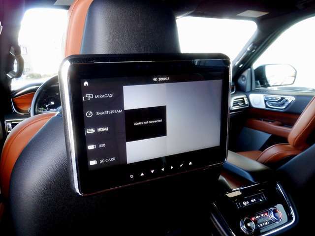純正リアエンターティメントもございます。大型のディスプレイで、HDMI入力がございます。