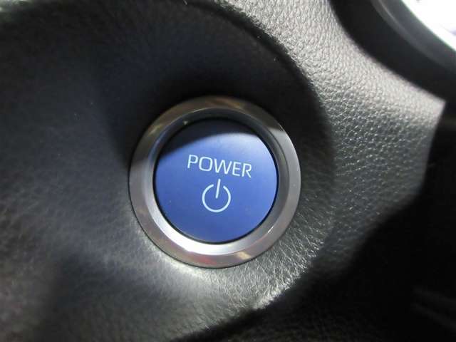 スマートキーを携帯していればキーを取り出さずにドアを施錠＆解錠。クルマの始動も可能です。