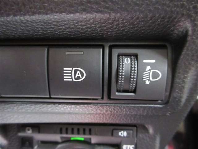 オートマチックハイビームとは、先行車や対向車のライトを認識し、ハイビームとロービームを自動で切り替える機能です。夜道の視界を確保します。詳細は販売店スタッフまでおたずねください。