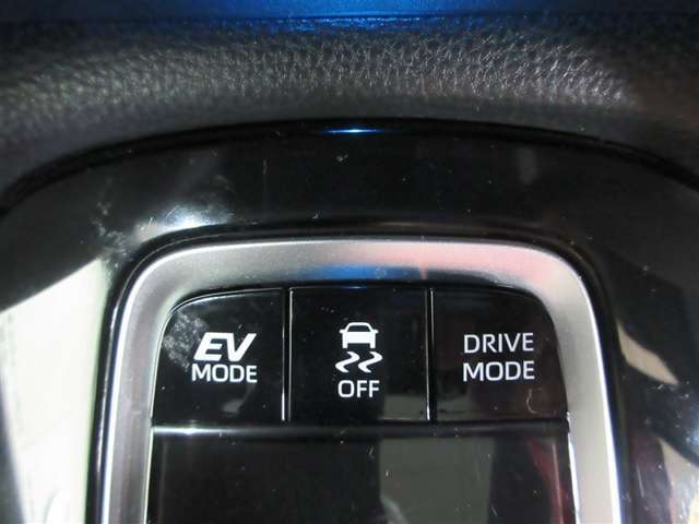 トラクションコントロールとは、すべりやすい路面での発進時や加速時にタイヤの空転を抑え、駆動力確保に貢献する機能です。詳細は販売店スタッフまでおたずねください。