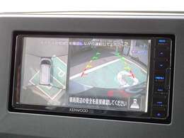 前後左右4つのカメラをCG合成して上から見下ろした画像を合成。車庫入れらくらくの全周囲カメラ付きです