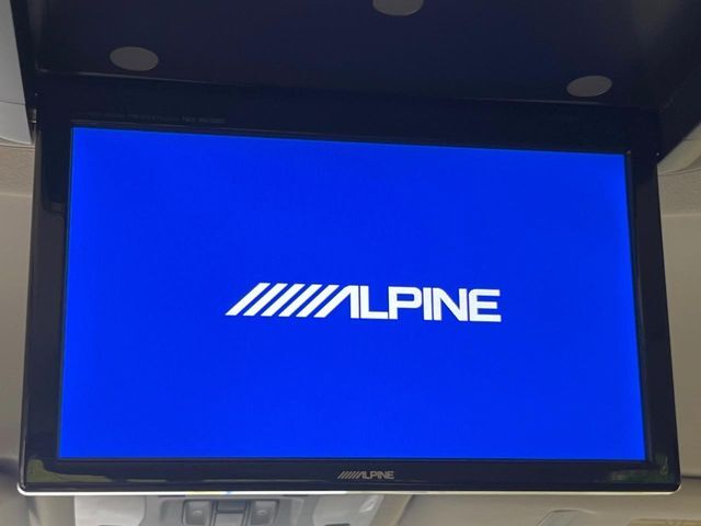 【後席モニター】家族や友人とお出かけする機会が多い方に大人気の後席モニターを装備！見やすい位置に画面がありテレビやDVDの視聴も快適！友達もお子様も、後席にしか乗らなくなるかも？？
