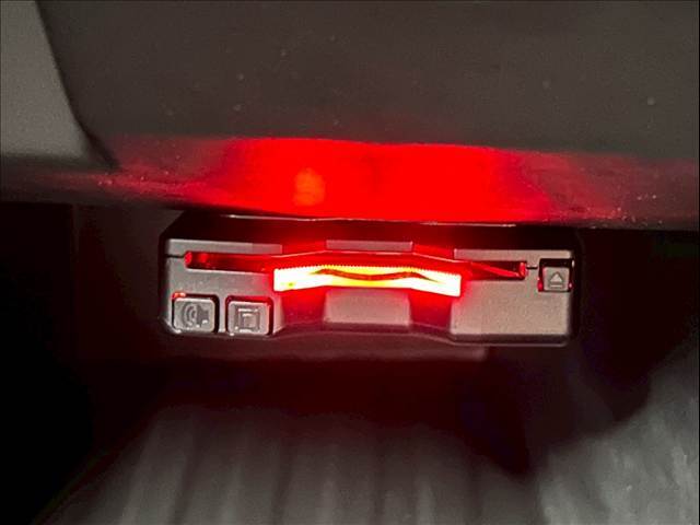 【ETC車載器】を装備しておりますので、ご納車直後からの遠距離ドライブも可能です。土日の利用料金の割引や、朝夕の通行料金を割引料金で高速道路をお楽しみいただけます。
