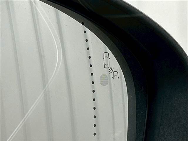 【ブラインドスポットモニター（BSM）】車線変更時に車両後方から来る車両を検知し安全をサポートする装置です。