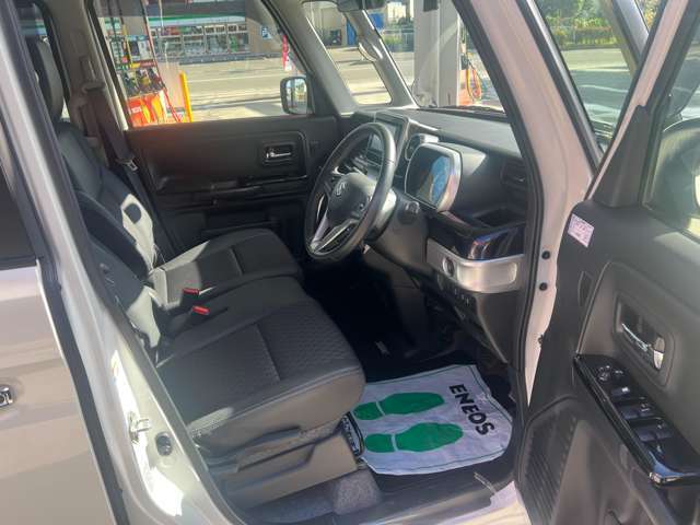 運転席はくつろぎのプライベート空間！ 車内をクリーニングしてお待ちしております！