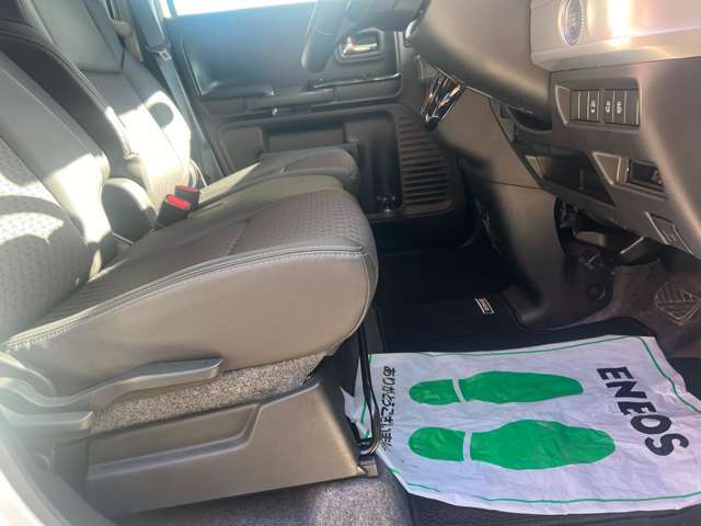運転席はくつろぎのプライベート空間！ 車内をクリーニングしてお待ちしております！