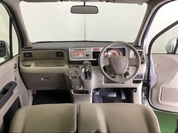 パーキングブレーキはフット式なので運転席と助手席の間はすっきり、移動も楽々です。さっと手が届く位置にATセレクトレバーやエアコンスイッチなどがあり操作性に優れています