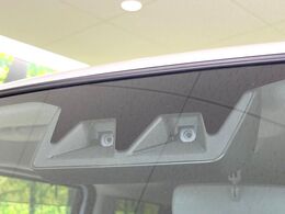 【スマートアシスト】走行中に前方の車両等を認識し、衝突しそうな時は警報とブレーキで衝突回避と被害軽減をアシスト。より安全にドライブをお楽しみいただけます。