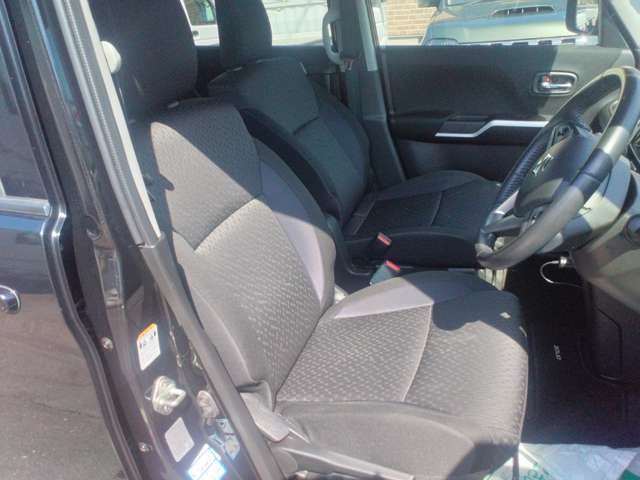 運転席です。シミ汚れもなく綺麗です！