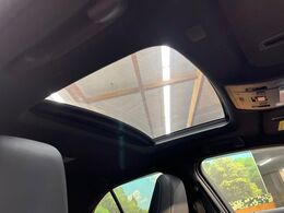 【サンルーフ】開放感たっぷりの希少装備、サンルーフが装着されています！車内に明かりを取り入れたり景色を楽しむ以外にも、車内の空気も簡単に換気できて快適です！