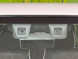 【スズキ　デュアルカメラブレーキサポート】走行中に前方の車両等を認識し、衝突しそうな時は警報とブレーキで衝突回避と被害軽減をアシスト。より安全にドライブをお楽しみいただけます。
