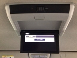 【後席用プルダウンモニター】後ろに乗車している人を飽きさせません♪　テレビやDVDビデオを見ながら楽しいドライブを♪使わない時は格納できますので、ジャマになる事もありません♪