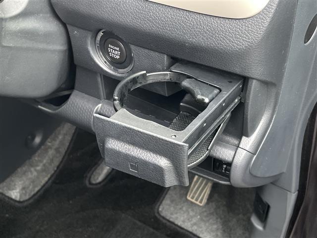 【ドリンクホルダー】長時間のドライブを快適に過ごすために、必須の車内アイテムですね。