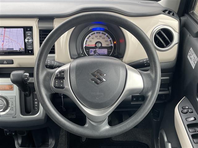 【ステアリング】軽い力で扱いやすいハンドルです。目立つ傷やスレなどなく綺麗な状態です！除菌プランいれていただくとさらに快適に！清潔なお車はお子様にも安心ですね！