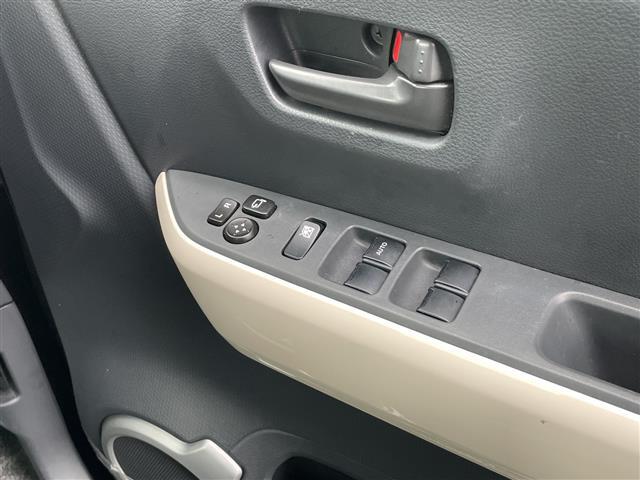 窓はボタンひとつで楽々開閉♪