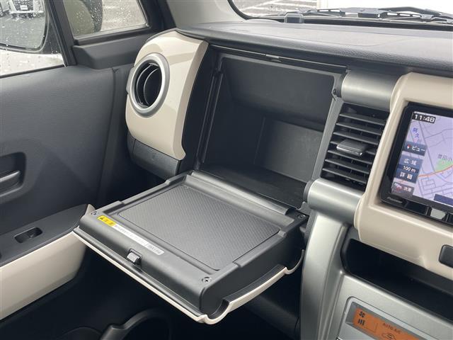 【グローブボックス】車検証ケースや、日頃使う小物類の収納に便利ですね！