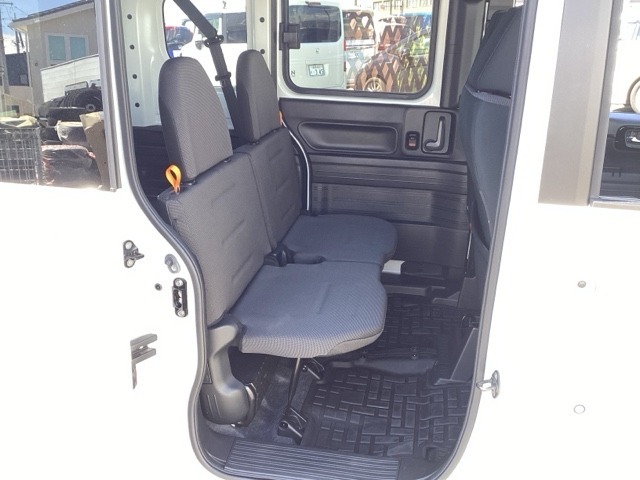 自社整備工場で点検整備をおこなってからお渡ししています。車検が残っている場合は『12ヶ月点検整備』を、車検整備付きの場合は『車検整備』をおこないます。整備費用は車両本体価格に含まれています。