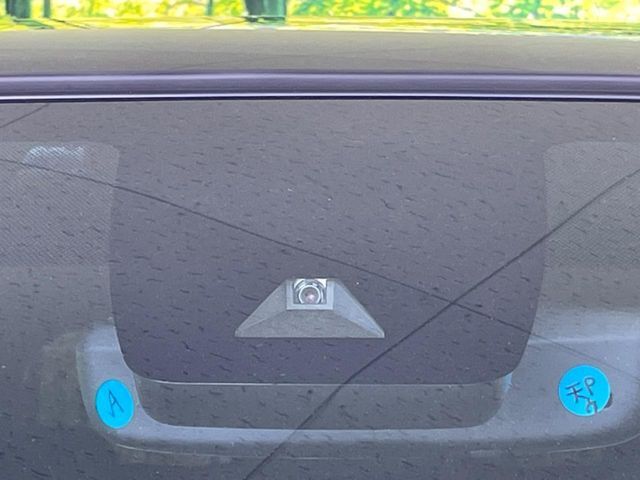 【トヨタセーフティセンス】走行中に前方の車両等を認識し、衝突しそうな時は警報とブレーキで衝突回避と被害軽減をアシスト。より安全にドライブをお楽しみいただけます。
