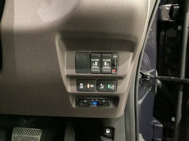 ★運転席の周りには手の届く範囲に、両側電動スライドドアの操作スイッチ、ETCが付いています！