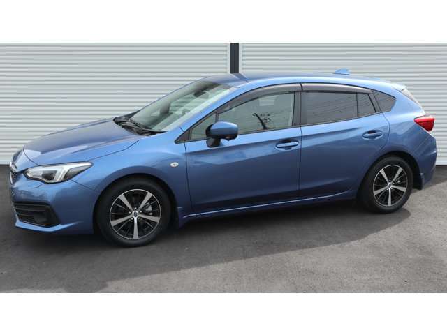 今は製造できなくなったクォーツブルー・パールです。スバルの象徴【青】カラーがすれ違うドライバーの目を引きます。