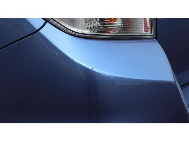 右後ろバンパーに1cmほどのキズがあります。