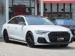 オプション：ブラックAudi　rings＆ブラックスタイリングパッケージ（Audi　exclusive）