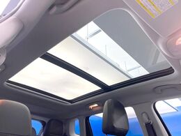 ●サンルーフ：開放感たっぷりの希少装備、サンルーフが装着されています！車内に明かりを取り入れたり景色を楽しむ以外にも、車内の空気も簡単に換気できて快適です！