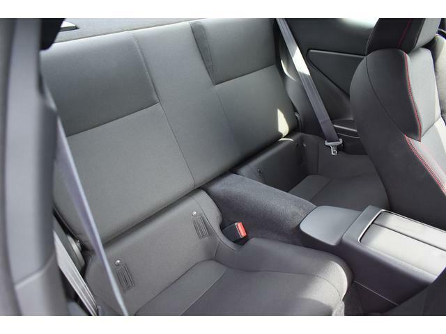リヤシート 奥行のある座面と程良い角度の背面が快適な乗り心地を齎してくれます。長距離ドライブも快適ですよ。