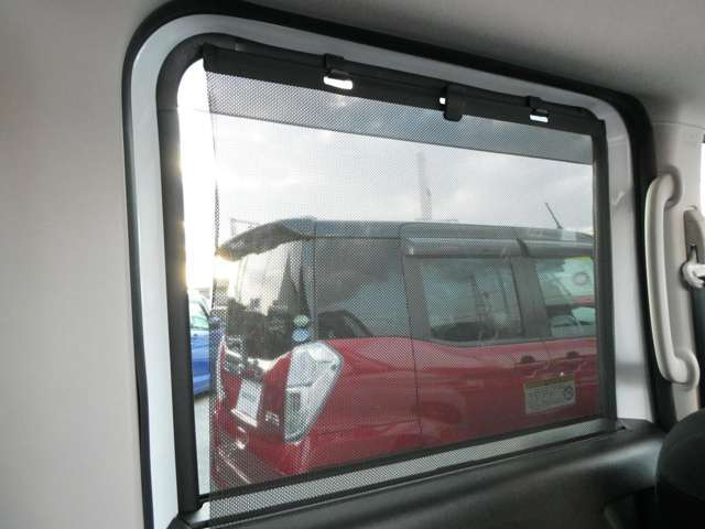 リアシートの窓にロールサンシェードが付いています！熱い夏や、日差しが眩しい時にサッと取り出せます。お子様の睡眠を妨げることも防げるので安心ですね！