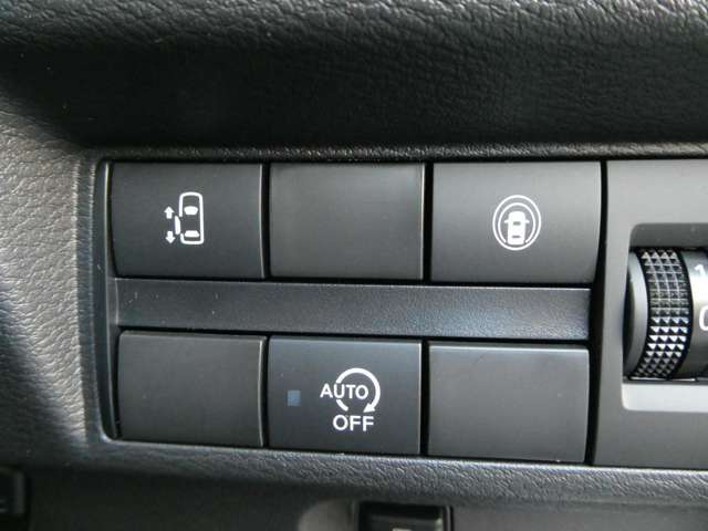 左側電動スライドドアです！車内や、インテリジェントキーからの開閉や、ドアハンドルに付いたスイッチを押すだけでワンタッチでドアの開閉が可能です。