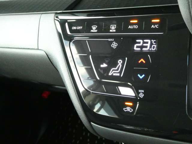 スタイリッシュな見た目のタッチパネル式エアコンは、設定した温度で自動に調整してくれるオートエアコンです。凹凸がなくお手入れ簡単！ボタンも大きくて見やすいので操作しやすいですよ。
