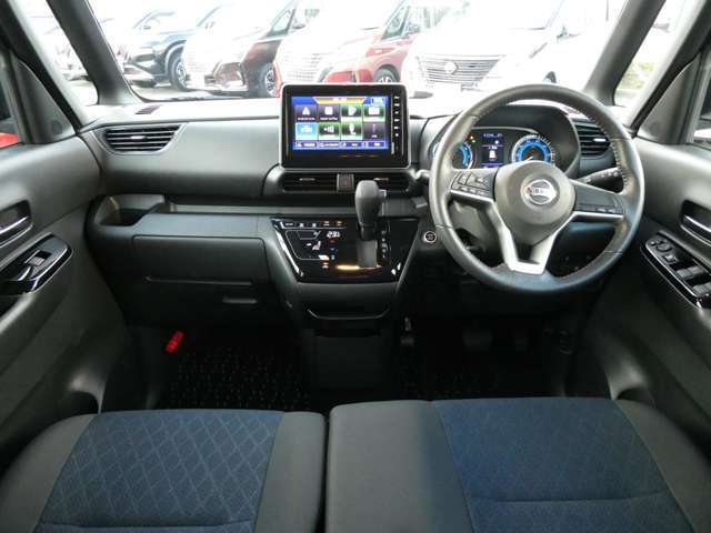 すべての座席が広いシートは、大人4人でも余裕で座れる十分な室内幅を確保。ご夫婦やお友達同士で並んでもゆったりと寛げます。大画面ナビがインパネの上部についているので、視線移動を少なく運転できます！