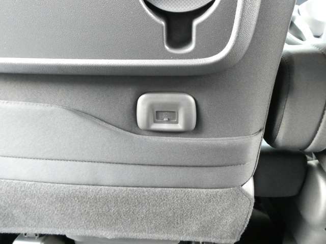 助手席シートバック部にUSB充電端子が付いています。後部座席の乗員がスマホなどの電子機器を充電しながらドライブを楽しんでいただけますよ！