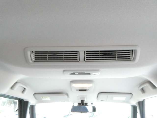 プラズマクラスター内蔵のリヤシーリングファンが付いています！室内の空気を循環して、エアコンの効きを良くしてくれます！さらにプラズマクラスターで室内の空気をクリーンに保ってくれます！