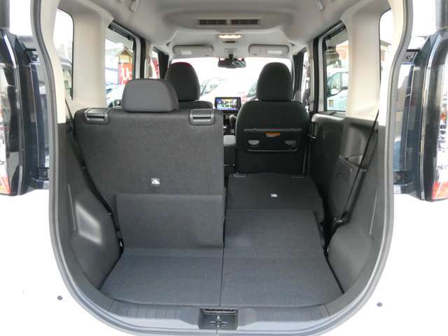 ルークスのラゲッジスペースは片側ずつワンタッチで倒すことが出来ます。荷物に合わせて様々な使い方が出来るのはとても便利ですね！！