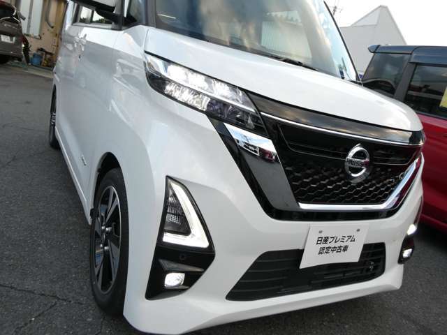 白い光で明るいLEDヘッドライト。車両を検知し、24灯のLEDヘッドライトが対向車や先行車を避けるようにして自動でハイビームの照射範囲を切り替えてくれるアダプティブヘッドライトも付いています！！