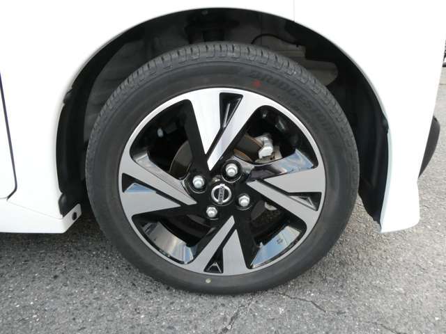 アグレッシブなデザインの15インチ純正アルミホイールが付いています！ハイウェイスターにふさわしいホイールですね！