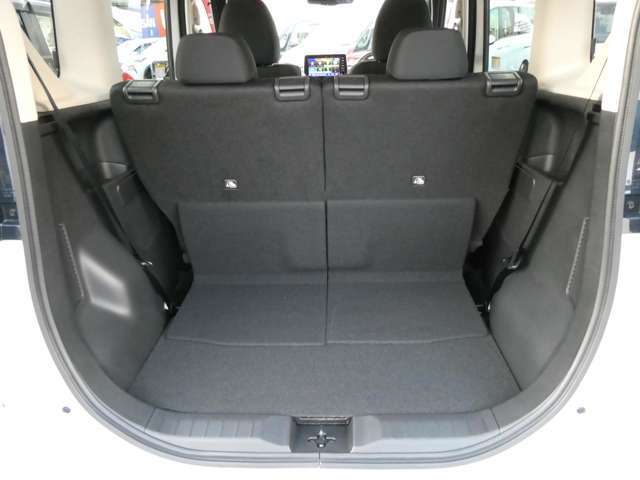 後席を一番前にすれば、荷室床面長は675mm。飲料水の箱買いをした時や、クーラーボックスを乗せたい時などに便利ですね！