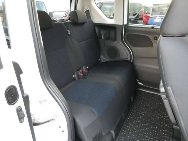 後席の足元は770mmと大人も広々、ロングドライブでもお子様のケアが楽に行えます。室内高は139cm！お子様の着替えもさせやすいですね。合皮シートは汚れにくく、こぼした飲み物もすぐに拭き取れますよ。