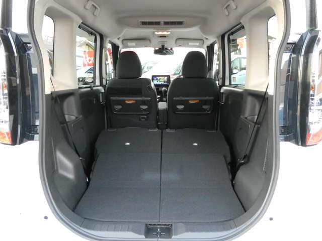 後席を両方倒していただくと、軽自動車でも大きな荷物を積み込んでいただくことが可能です！開口部が広く、背が高いので27インチの自転車も積み込みやすくなっていますよ！