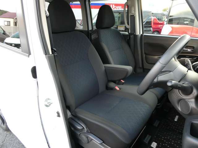 ロングドライブでも疲れにくいフロントシート手触りも良好です！！