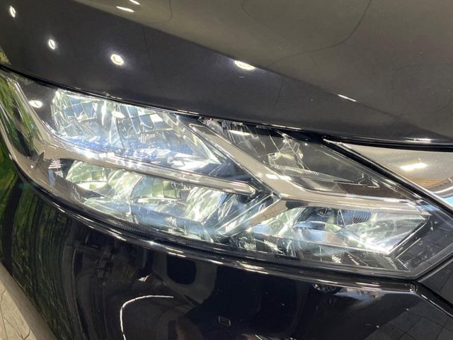【LEDヘッドライト】悪天候や夜間走行時も良好な視界を確保し安心して運転できる高輝度LEDヘッドライトを装備！点灯速度が早く、消費電力も抑えられています。