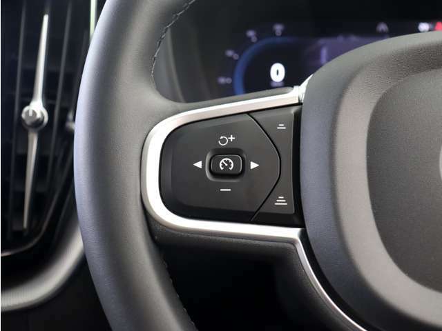 先進の機能『アダプティブクルーズコントロール』も標準搭載。長距離の高速移動から渋滞時の低速走行時まで、手元のボタン操作ひとつで先行車両を自動追尾。安全・快適にお過ごしいただけます。