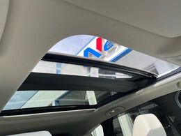 【大型サンルーフ】車内の解放感が一気に上がる大型のパノラマルーフ！季節を問わず開放的で快適なドライブをお楽しみいただけます。流通量も少なく希少価値の高い人気の装備です♪